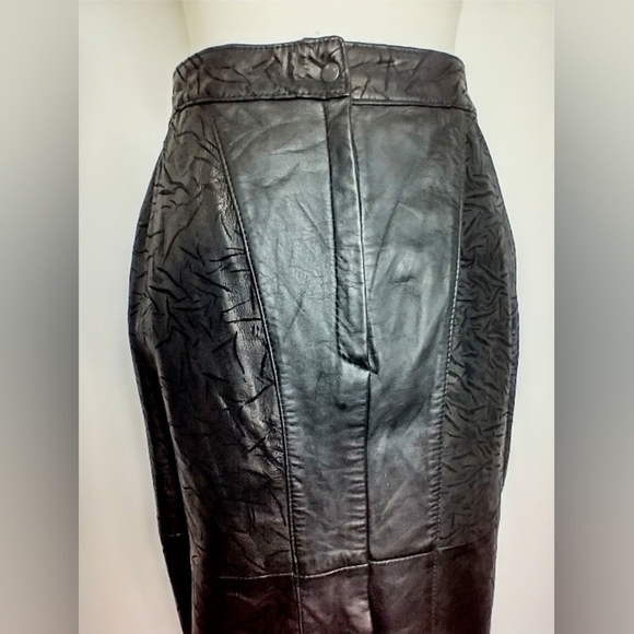 VINTAGE BLACK LEATHER TEXTURED SKIRT - Picture 6 of 14